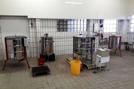 3 Honigschleudern und Wachsschmelzer (biol. Wachskreislauf)